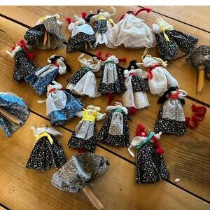 21 Vintage Handmade Clothes Pin Dolls w/ Dresses/apron. Most w/ Hair. 4"